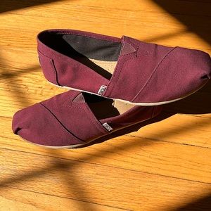 TOMS women’s size 8.5 maroon flats.